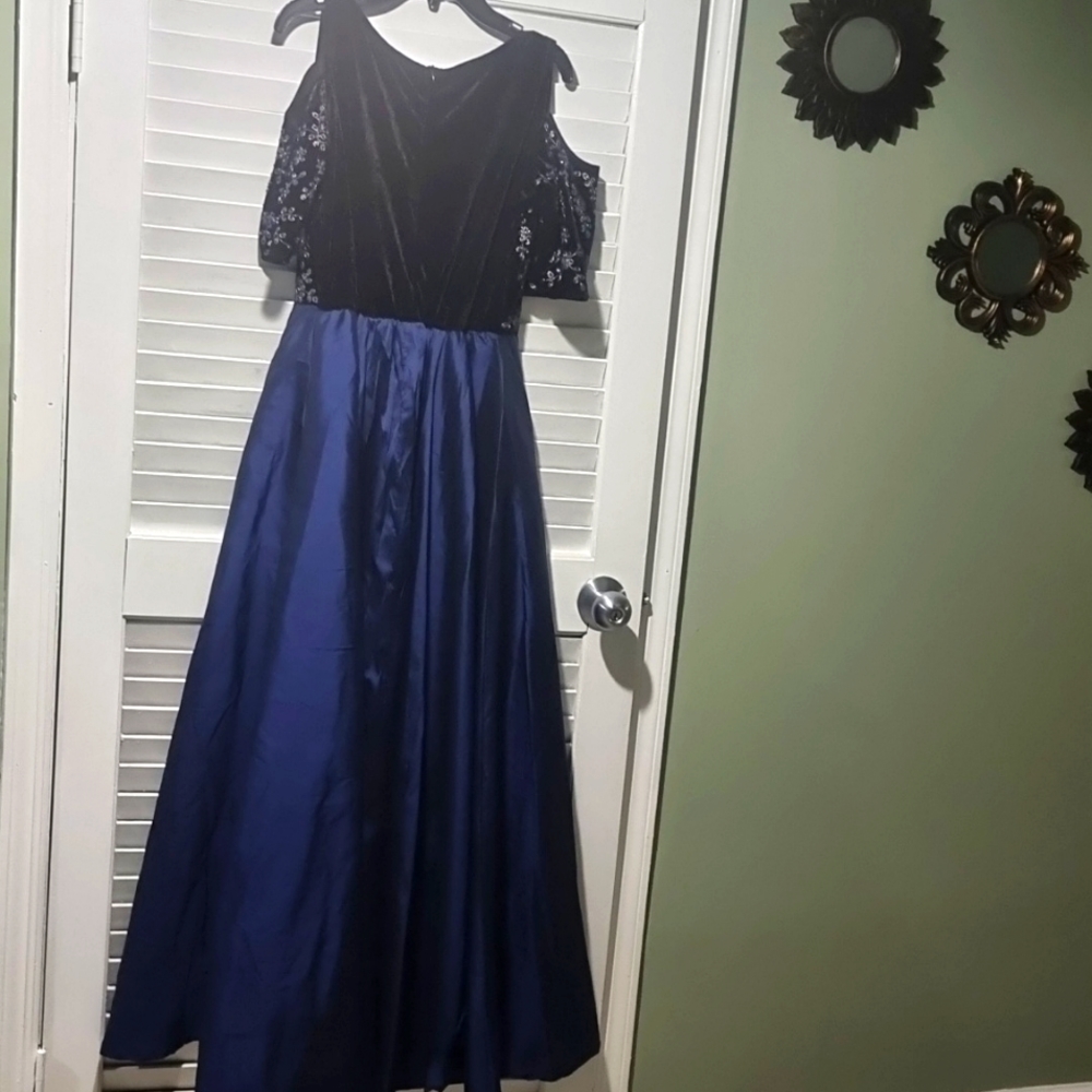 Maxi Embroidered Dress - Picture 7 of 9